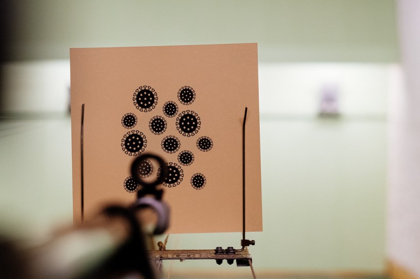 Spaßscheibe mit Coronavirus (Codiv-19) als Ziel für Luftgewehr und Luftpistole im Jugendtraining beim Sportschießen